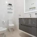 Artistic And Spacious By Rems *