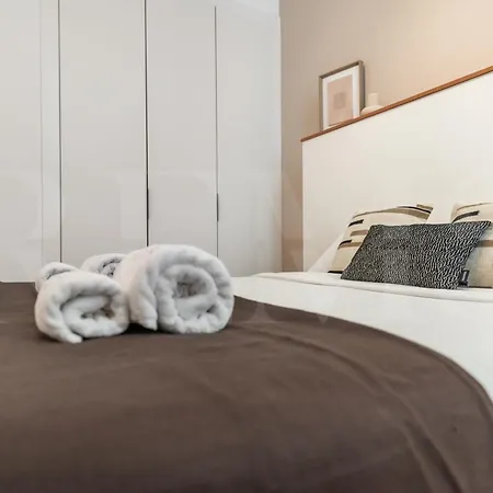 Artistic And Spacious By Rems *