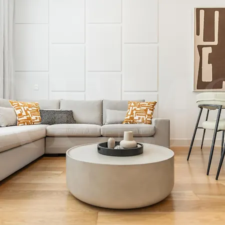 Artistic And Spacious By Rems