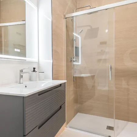 Artistic And Spacious By Rems Apartment