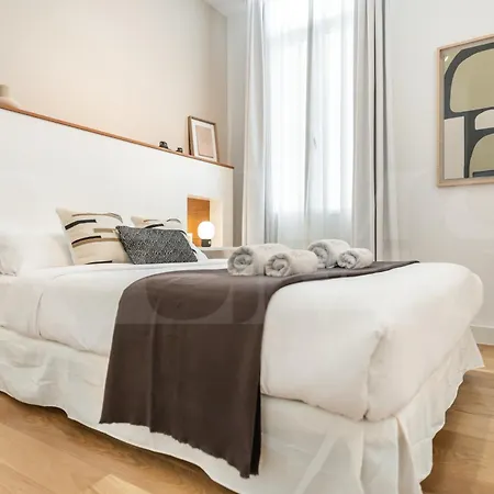 Artistic And Spacious By Rems *