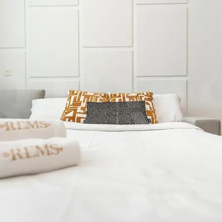 Artistic And Spacious By Rems Malaga