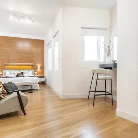 Artistic And Spacious By Rems *