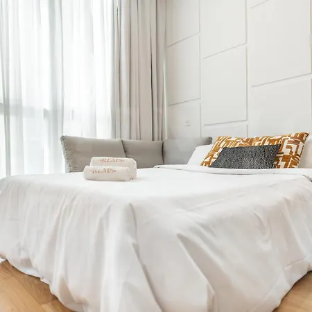 Artistic And Spacious By Rems